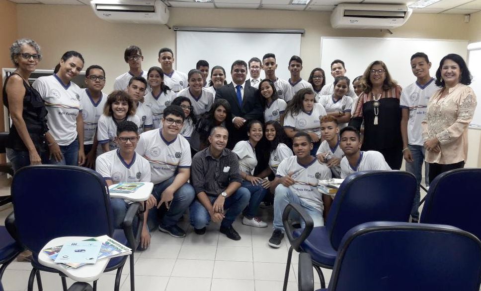 Os servidores do TCE-PR Anderson Saladino e Rhodrigo Deda (ambos ao centro), junto com estudantes que participam do projeto Escola Cidadania, desenvolvido pelo TCE de Pernambuco. Foto: Divulgação/TCE-PE