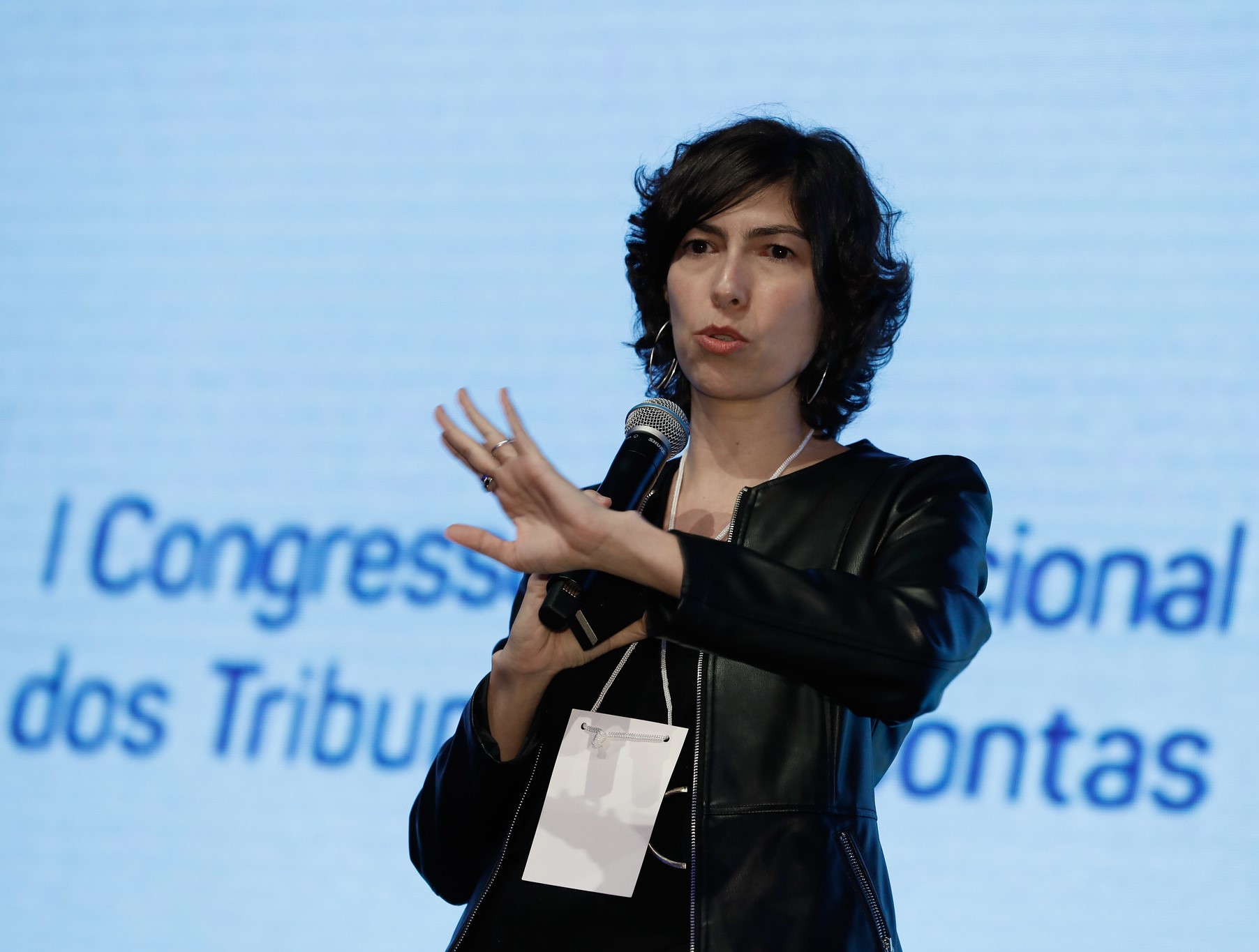 Gabriela Spanghero Lotta, professora e pesquisadora de Administração Pública e Governo da Fundação Getúlio Vargas (FGV), em palestra no 1° Congresso Internacional dos Tribunais de Contas. Foto: Wagner Araújo/Divulgação TCE-PR