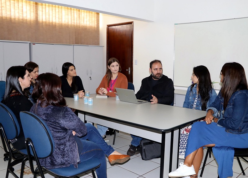 Servidores do TCE-PR reunidos com gestoras da área da Saúde do Município de Ivaiporã, durante auditoria na área da atenção básica. Foto: TCE-PR
