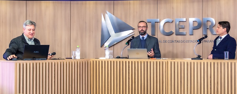 O presidente, conselheiro Ivens Linhares [à direita na foto]; o diretor da Escola de Gestão Pública do TCE-PR, Wilmar da Costa Martins Junior [ao centro]; e o servidor da EGP Rubens Sciena, na live de lançamento da capacitação "Jornada das Contratações Públicas - Da Teoria à Prática, do Planejamento à Execução". Foto: Mauro Beghetto Penteado/TCE-PR