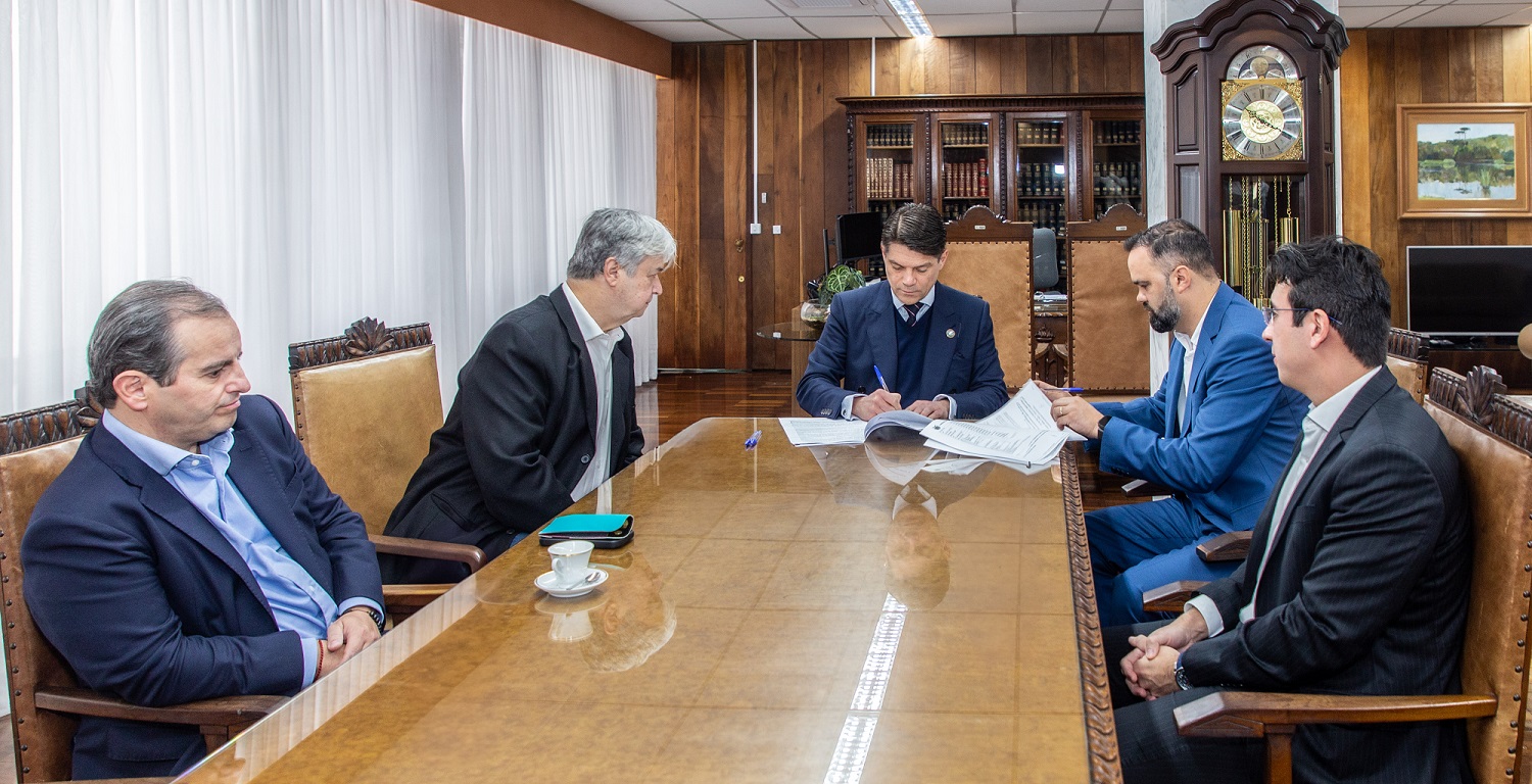 O presidente do Tribunal de Contas do Estado do Paraná, conselheiro Ivens Linhares, assina Termo de Ajustamento de Gestão (TAG) formalizado entre o TCE-PR e a Secretaria de Estado da Educação com o titular da Seed-PR, Roni Miranda, nesta quarta-feira (20 de agosto), com a presença dos conselheiros Ivan Bonilha e Maurício Requião