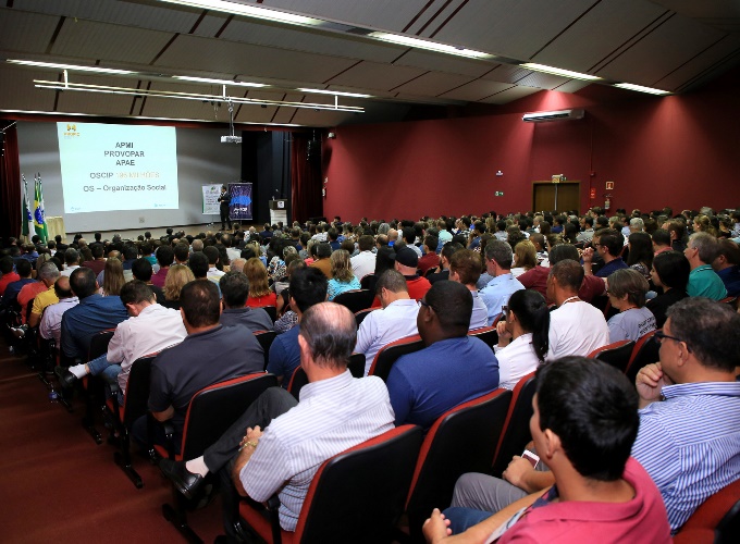 Curso sobre o Plano Anual de Fiscalização e as Prestações de Contas Anuais, realizado pelo TCE-PR em Foz do Iguaçu, em 14 de fevereiro, reuniu mais de 500 participantes. Foto: Wagner Araújo/Divulgação TCE-PR