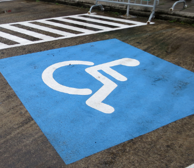 Vagas reservadas para cadeirantes em estacionamento de órgão público. Foto: Wagner Araújo/Divulgação TCE-PR