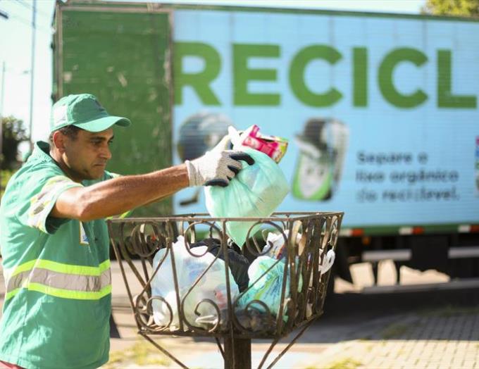 Coleta de lixo reciclável em Curitiba. Foto: Prefeitura de Curitiba/Divulgação