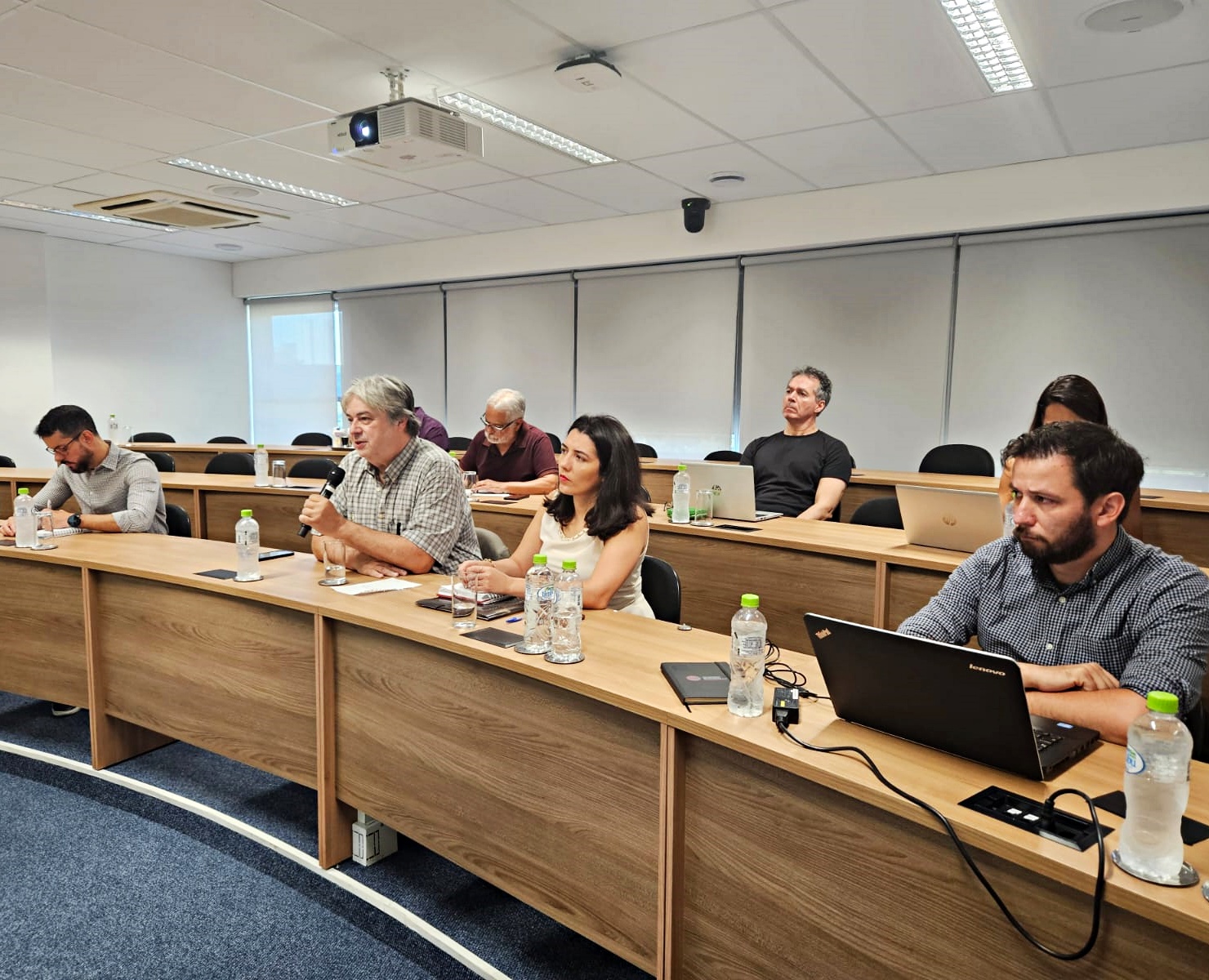 O conselheiro Maurício Requião e servidores de sua equipe que participam da fiscalização da Educação na esfera estadual no Paraná participam de reunião por videoconferência com técnicos do TCE de Pernambuco. Foto: TCE-PR/Divulgação