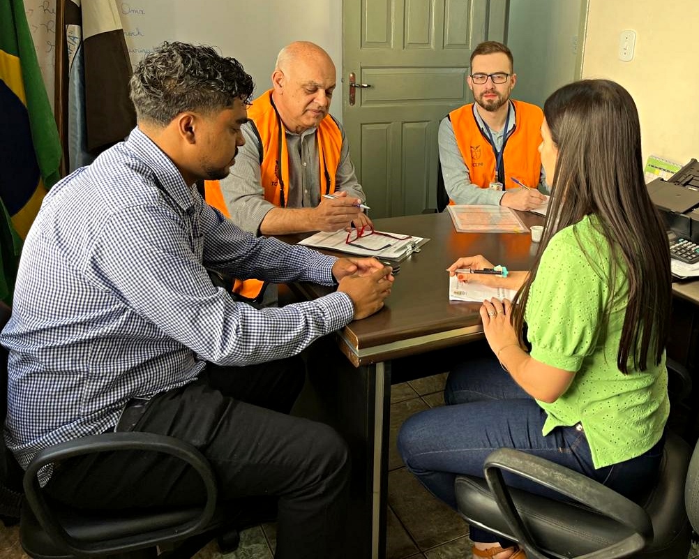 Servidores do TCE-PR se reúnem com gestores da área da Educação do Município de Primeiro de Maio, durante auditoria sobre manutenção de escolas. Foto: TCE-PR