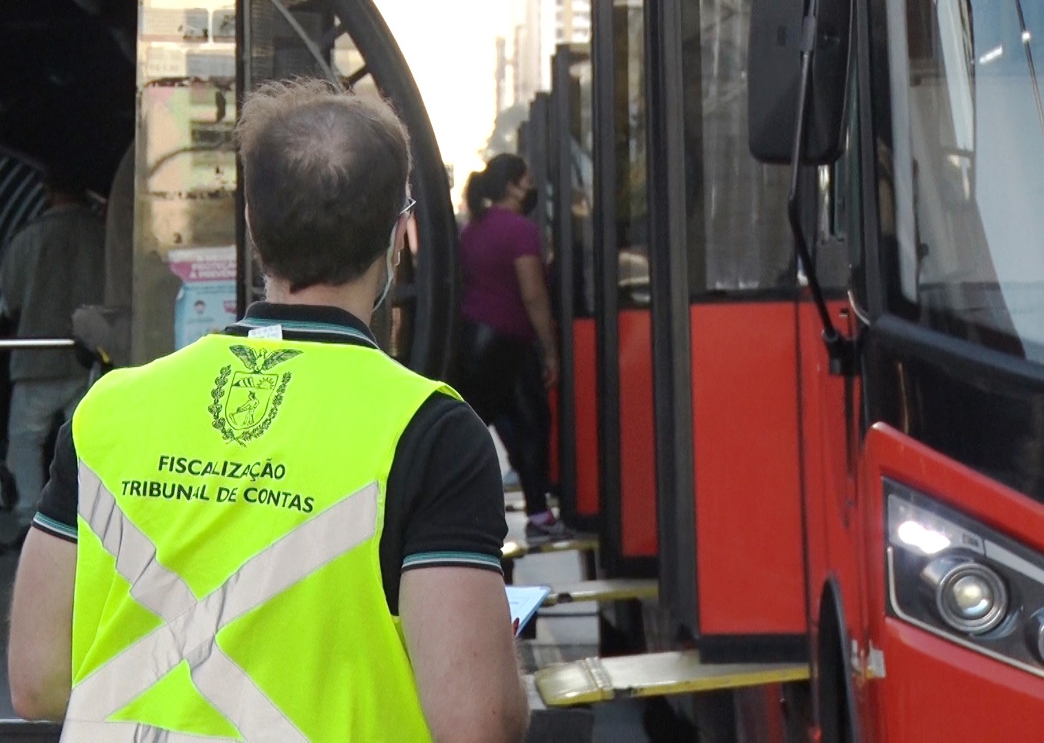 Servidor do TCE-PR realiza inspeção no sistema de transporte público de Curitiba, no início de abril: fiscalização comprou excesso de passageiros durante a pandemia de Covid-19. Foto: Divulgação TCE-PR