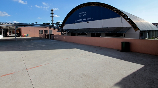 Ginásio de esportes do Colégio Estadual Yvone Pimentel, localizado no bairro Capão Raso, em Curitiba. Foto: Wagner Araújo/Divulgação TCE-PR