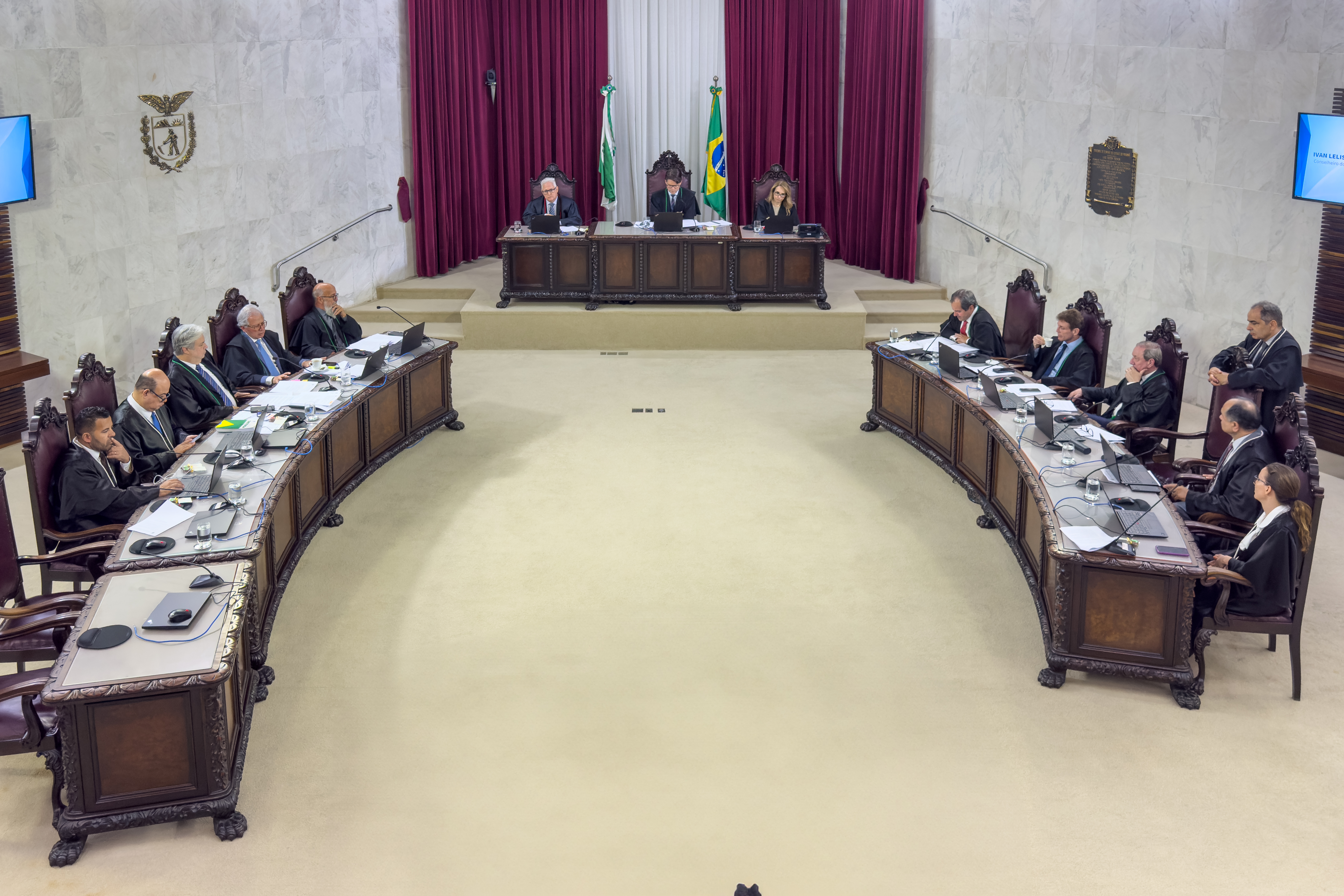 Conselheiros reunidos em sessão do Tribunal Pleno do TCE-PR