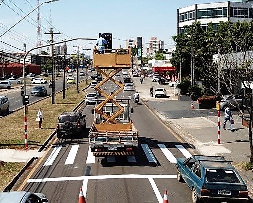 Manutenção de semáforo na Avenida Tiradentes, uma das principais vias urbanas de Londrina. Foto: Divulgação