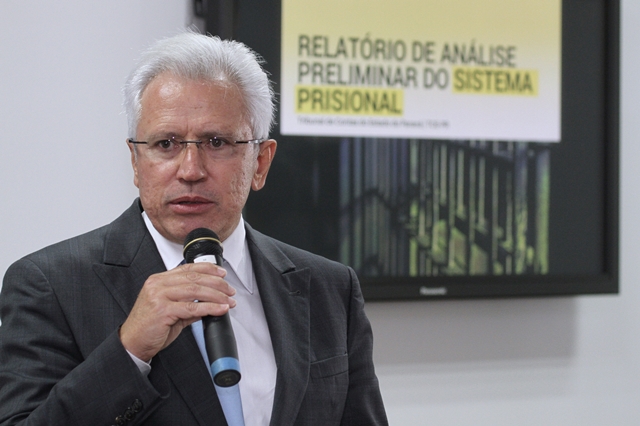 O presidente, conselheiro Durval Amaral, apresenta o estudo preliminar no sistema carcerário do Paraná: superlotação de cadeias e delegacias reflete atendimento desumano de presos e dificulta a investigação de crimes. Foto: Wagner Araújo/Divulgação TCE-PR