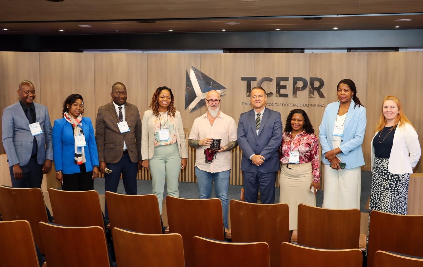 O presidente do TCE-PR, conselheiro Fernando Guimarães, recepciona a equipe do Tribunal Administrativo de Moçambique na sede da Corte em Curitiba.