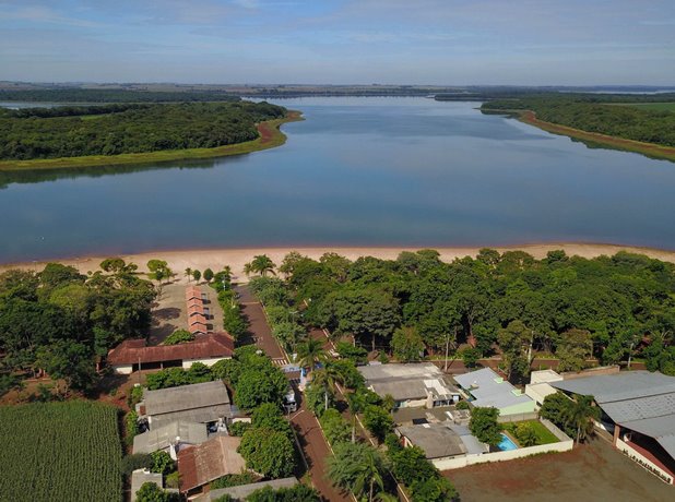 Vista da praia fluvial de Itaipulândia, à margem do Lago de Itaipu, no Extremo-Oeste do Paraná. Foto: José Fernando Ogura/Agência de Notícias do Paraná/Divulgação