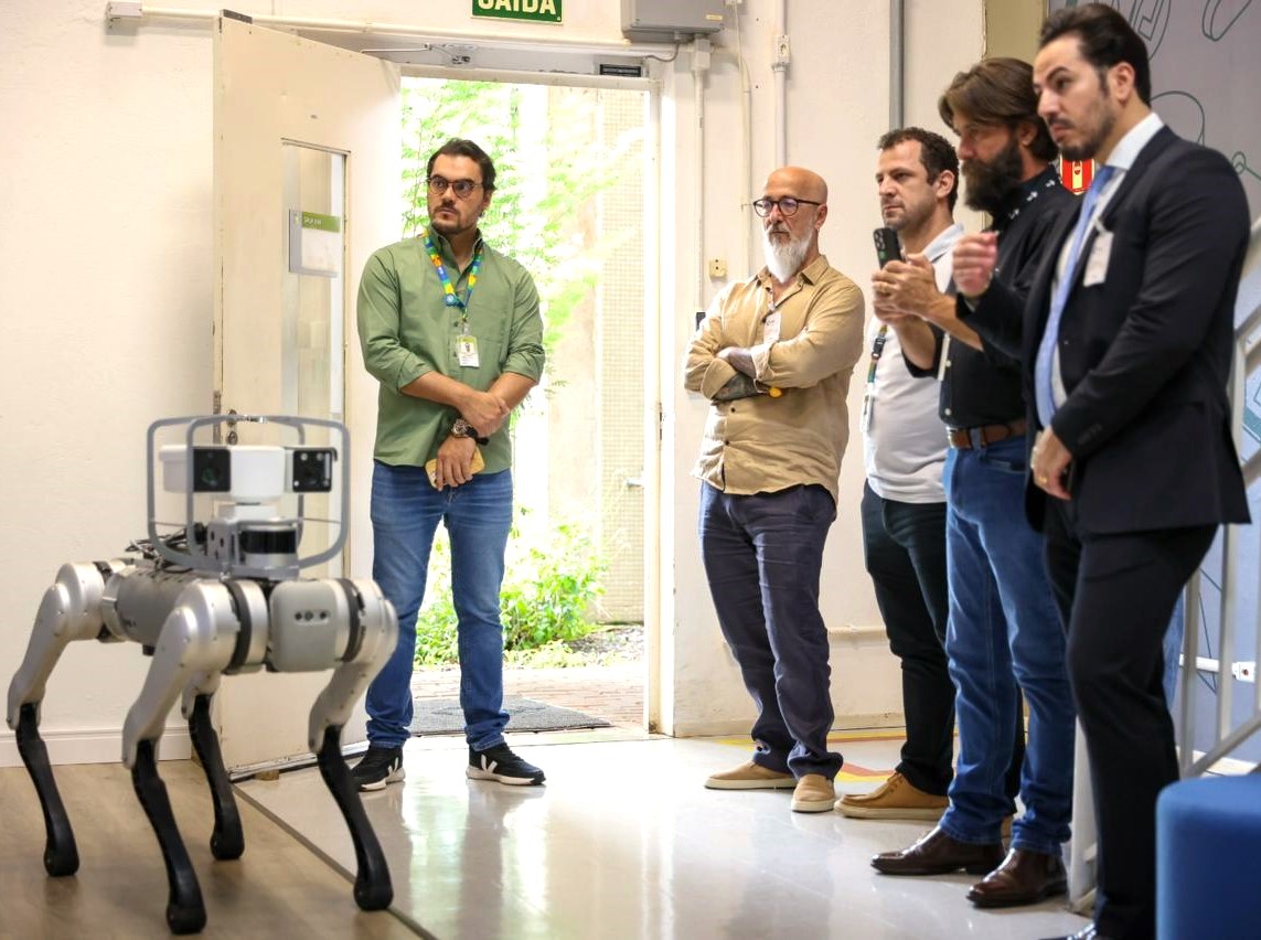 Diretores do Parque Tecnológico Itaipu (PTI) fazem demonstração de robô desenvolvido na instituição ao presidente do TCE-PR, conselheiro Fernando Guimarães. Foto: PTI/Divulgação