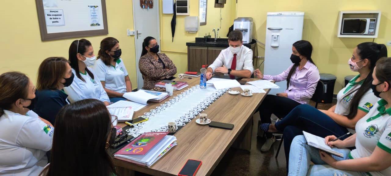 Servidor do TCE-PR em reunião com gestores e profissionais da área da educação do Município de Atalaia, que é referência na área, em atividade piloto do Programa de Avaliação de Contas Municipais de Governo (ProGov). Foto: Divulgação/TCE-PR