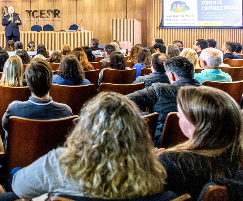 O procurador-geral do Ministério Público de Contas (MPC-PR), Gabriel Guy Léger, dá palestra no Fórum de Controle Social, realizado no auditório do TCE-PR, em Curitiba, em 21 de agosto. Foto: Mauro Beghetto Penteado/TCE-PR