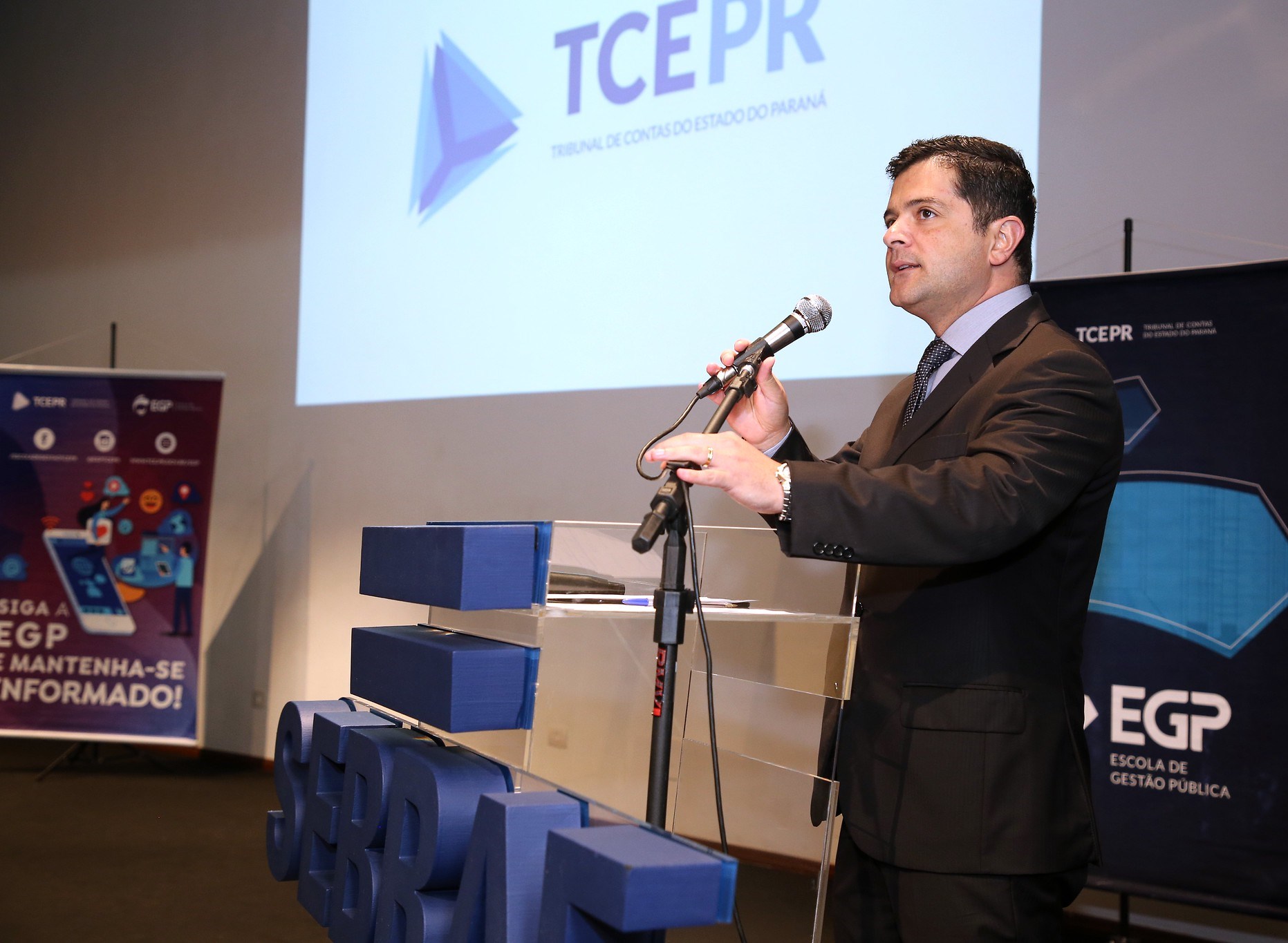 O coordenador-geral de Fiscalização, Rafael Ayres, participa da abertura de curso sobre o Prejulgado nº 27, no qual o TCE-PR consolidou seu entendimento sobre a participação de micro e pequenas empresas em licitações públicas. Foto: Wagner Araújo/Divulgação TCE-PR