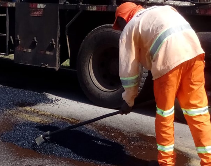 Trabalho para tapar buracos em rodovia estadual, realizado pelo Departamento de Estradas de Rodagem do Paraná (DER-PR). Foto: Agência Estadual de Notícias/Divulgação