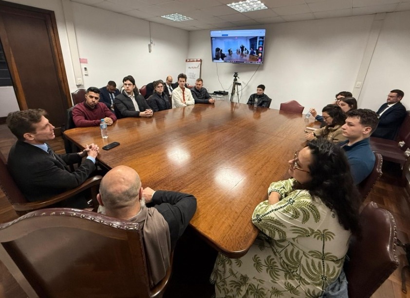 O conselheiro do Tribunal de Contas do Estado do Paraná (TCE-PR) Fabio Camargo profere palestra sobre lawfare para alunos do curso de Direito da Universidade Federal do Paraná (UFPR) nesta quinta-feira (25 de setembro)