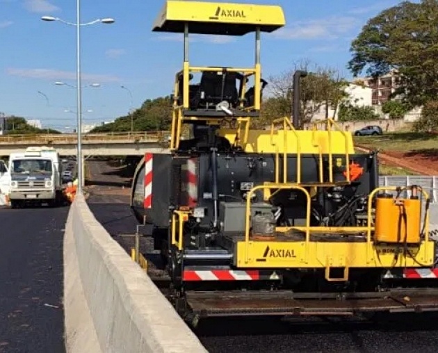 Obra de pavimentação realizada pela Prefeitura de Londrina. Foto: Emerson Dias/Prefeitura de Londrina