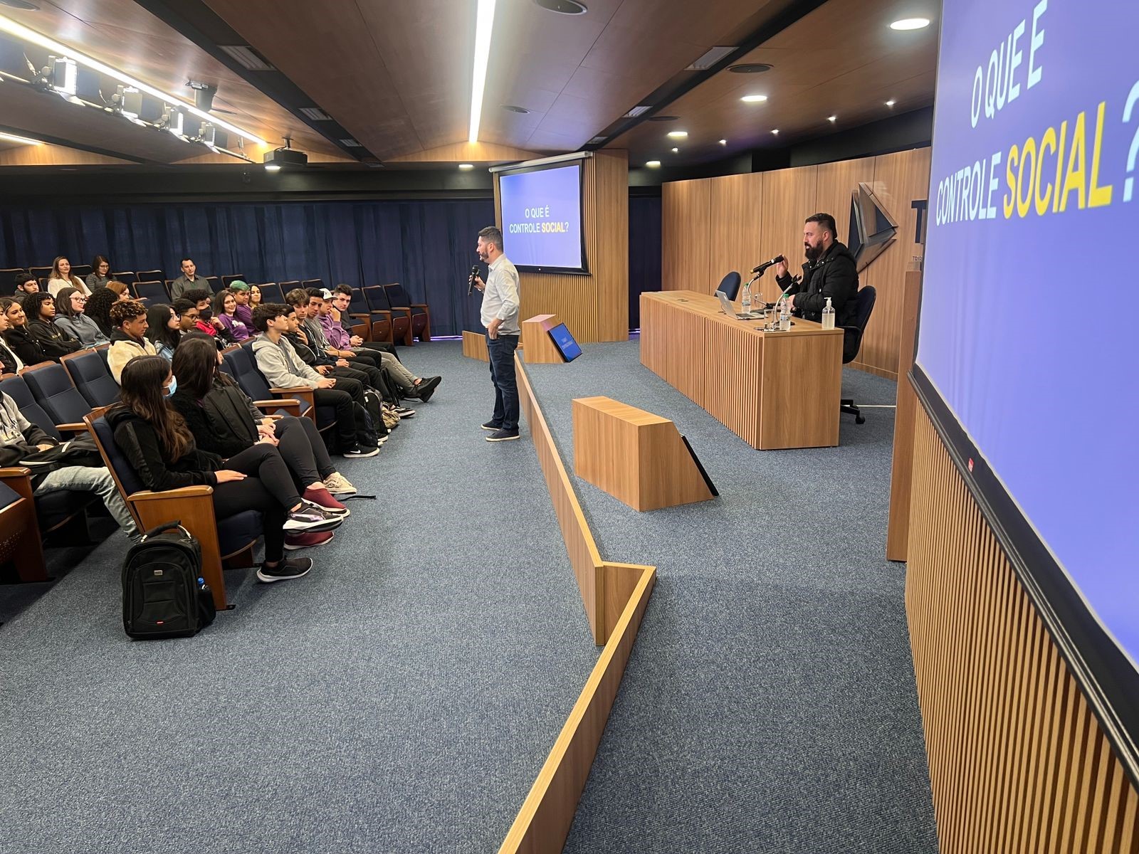 O ouvidor do TCE-PR, Patrick Machado, ministra aula sobre Controle Social e Cidadania a estudantes da rede estadual de ensino Foto: Edilson Peruceli/Divulgação TCE-PR