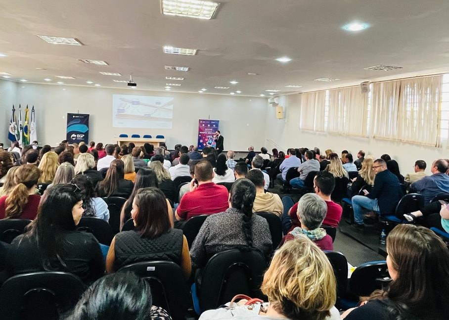 O diretor da Escola de Gestão Pública do TCE-PR, Edilson Liberal, na abertura de capacitação sobre a Nova Prestação de Contas Anual (PCA) dos prefeitos, realizada em Jacarezinho. Foto: TCE-PR/Divulgação