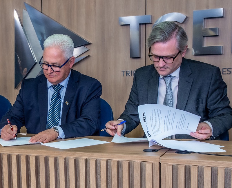 O procurador-geral do MPC-PR, Gabriel Guy Léger (à esquerda na foto); e o presidente do Parque de Inovação Tecnológica São José dos Campos (PIT-SJC), Jeferson Cheriegate; assinam Termo de Cooperação Técnica para a implantação do programa "InovaCidades" Foto: Mauro Beghetto Penteado/TCE-PR