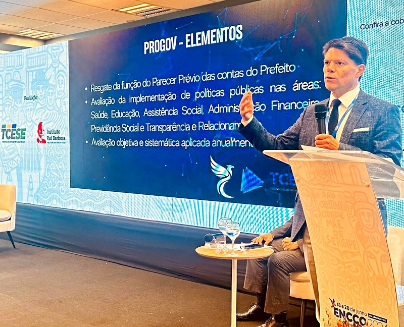 O conselheiro do TCE-PR Ivens Linhares, durante palestra no Encontro Nacional de Corregedorias, Controles Internos e Ouvidorias dos Tribunais de Contas (Encco 2024), realizado em Aracaju. Foto: Marcelo Lancia/TCE-PR