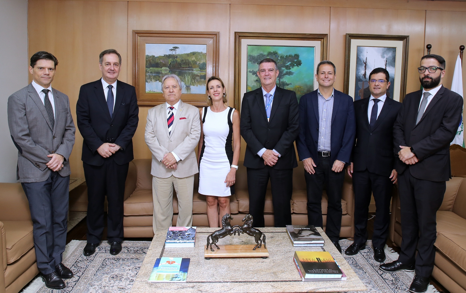 Representantes do TCE-PR e da Caixa Econômica Federal, durante assinatura de Termo de Cooperação Técnica entre os dois órgãos. Foto: Wagner Araújo/Divulgação TCE-PR