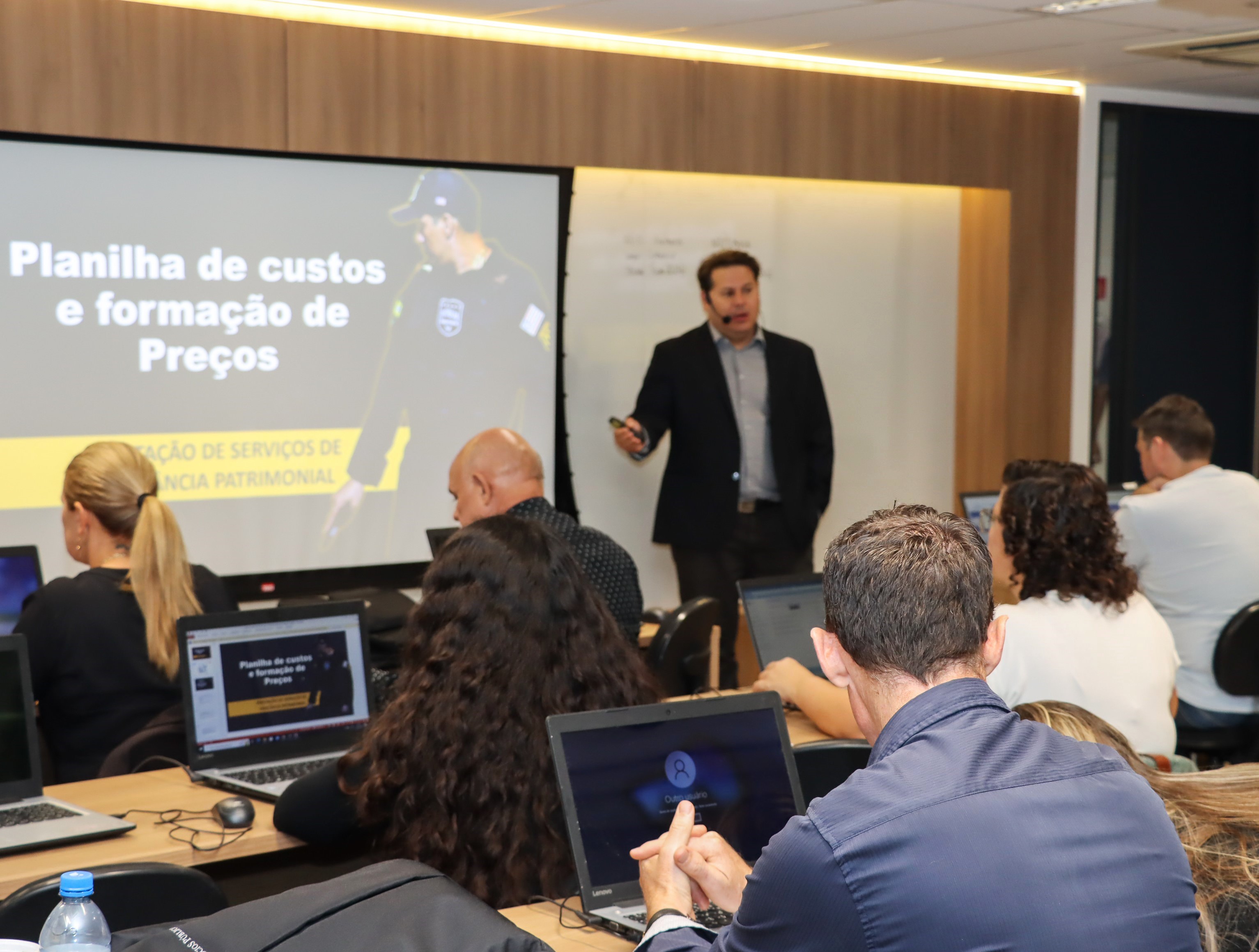 Oficina sobre planilha de custos e formação de preços, ministrada pela Escola de Gestão Pública do TCE-PR em 2023. Foto: Fabiano Contador/Divulgação TCE-PR