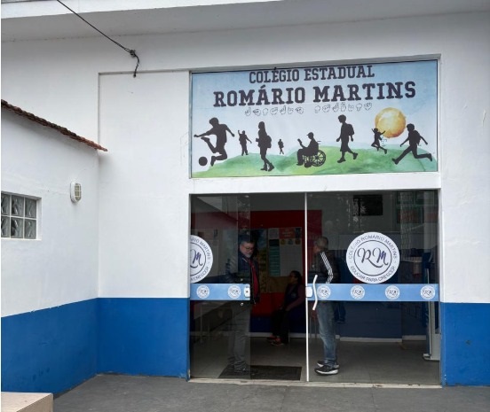 Entrada do Colégio Estadual Romário Martins, em Piraquara, que recebeu inspeção da Segunda Inspetoria de Controle Externo do Tribunal de Contas do Estado do Paraná (TCE-PR) nesta quinta-feira (5 de junho)