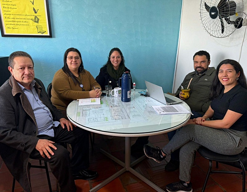 Os servidores do TCE-PR Ana Luísa Fonseca e Guilherme Vieira (ambos à direita da foto), reunidos com gestores da área da Educação do Município de Pinhão. Foto: TCE-PR