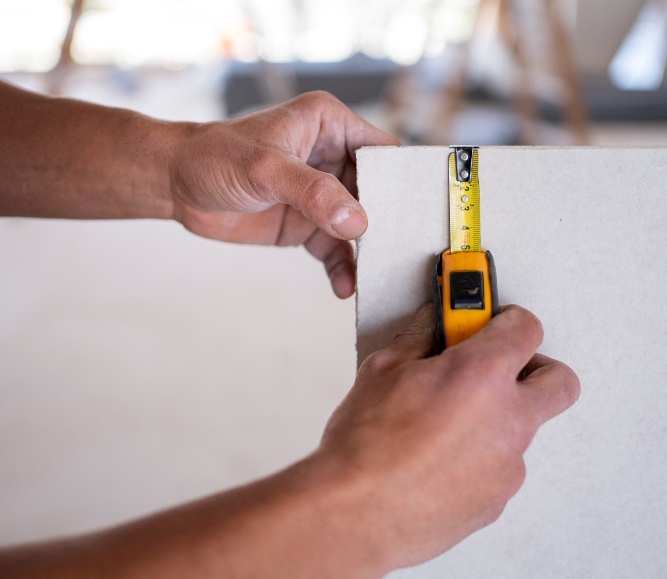 A realização periódica de reparos é necessária para manter as boas condições de uso das edificações públicas. Imagem: Freepik