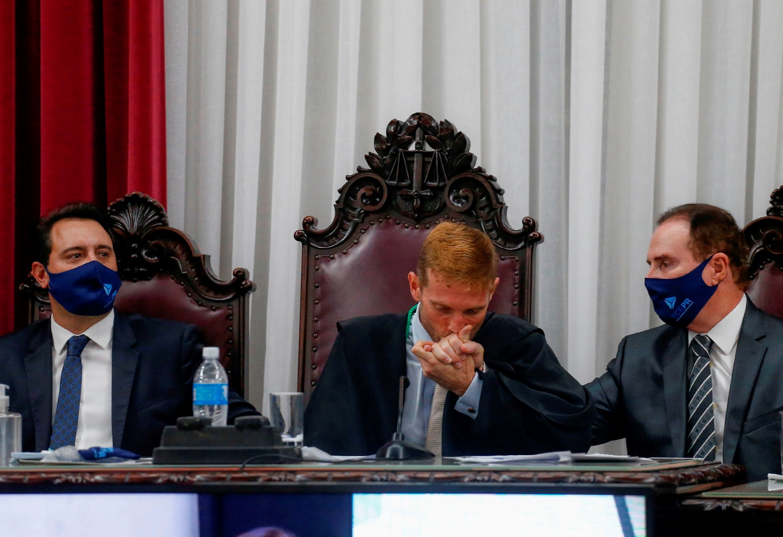 o novo presidente do TCE-PR, conselheiro Fabio Camargo, entre seu pai, o desembargador do TJ-PR Clayton Camargo, e o governador do Paraná, Carlos Massa Ratinho Junior. Foto: Agência Estadual de Notícias/Divulgação