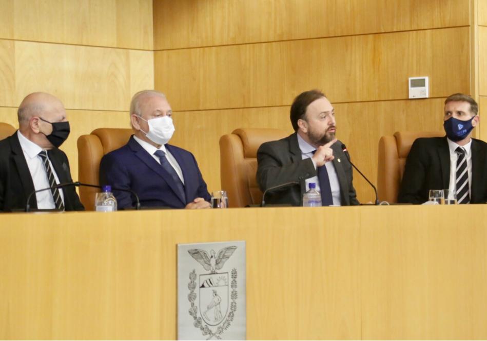O presidente do TCE-PR, conselheiro Fabio Camargo, participa de reunião na sede do Ministério Público do Paraná, em que foi defendida posição contrária à aprovação da Emenda Constitucional número 5. Foto: Divulgação/MP-PR