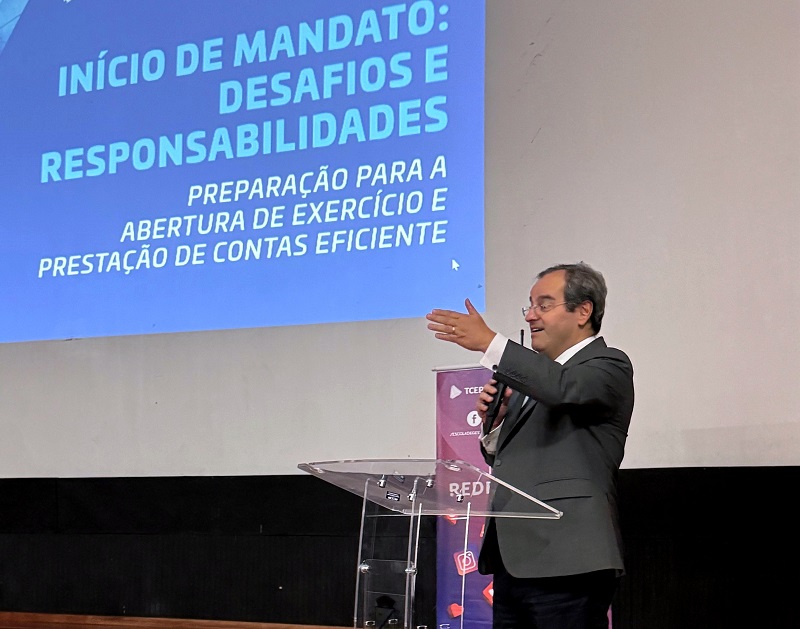 O vice-presidente, conselheiro Ivan Bonilha, durante palestra na abertura do evento de capacitação sobre o início de mandato dos prefeitos paranaenses, realizado em Santo Antônio da Platina pelo Tribunal de Contas do Estado do Paraná (TCE-PR), nos dias 7 e 8 de abril. Foto: Marcelo Lancia/TCE-PR