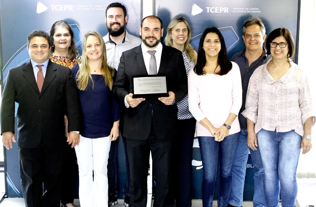 A equipe da Escola de Gestão Pública do TCE-PR, com o certificado do Prêmio de Educação a Distância concedido pela Associação Brasileira das Escolas do Legislativo e de Contas. Foto: Wagner Araújo/Divulgação TCE-PR