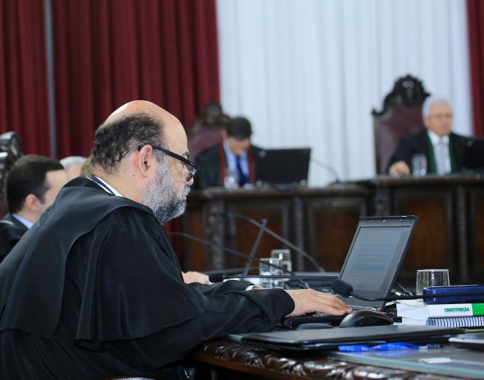 O auditor Sérgio Valadares Fonseca relata processo em sessão do Pleno do TCE-PR. Foto: Wagner Araújo/Divulgação TCE-PR
