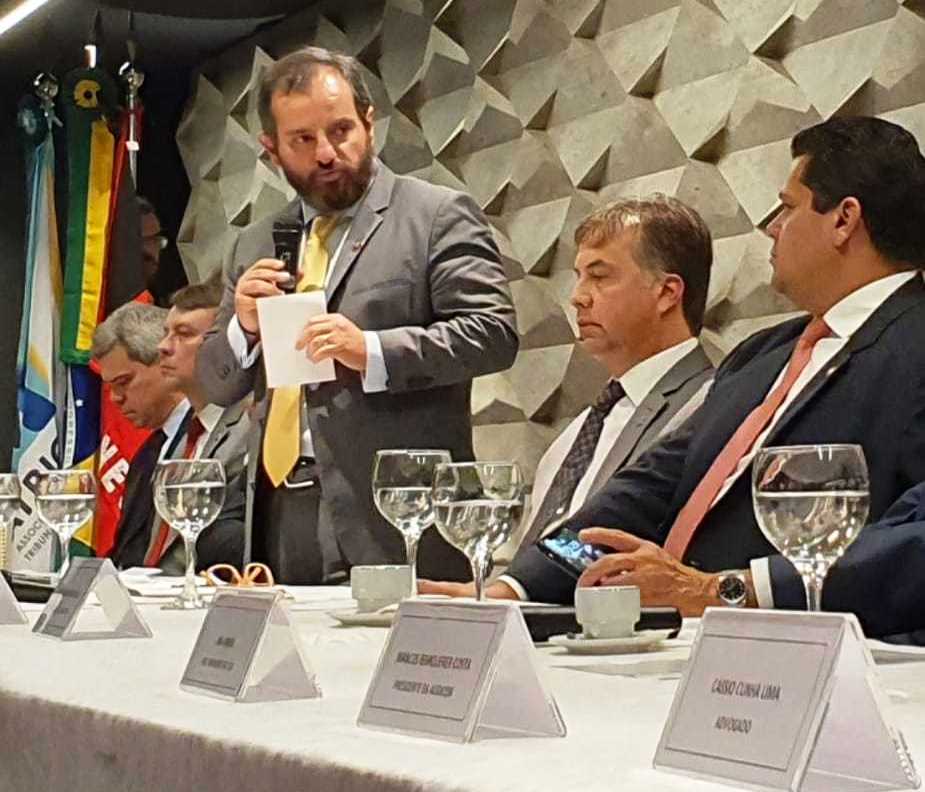 O conselheiro do TCE-PR Ivan Bonilha toma posse para o segundo mandato na presidência do Instituto Rui Barbosa (IRB); à direita da foto, o presidente da Atricon, conselheiro Fábio Nogueira; e o presidente do Senado Federal, Davi Alcolumbre. Foto: Divulgação