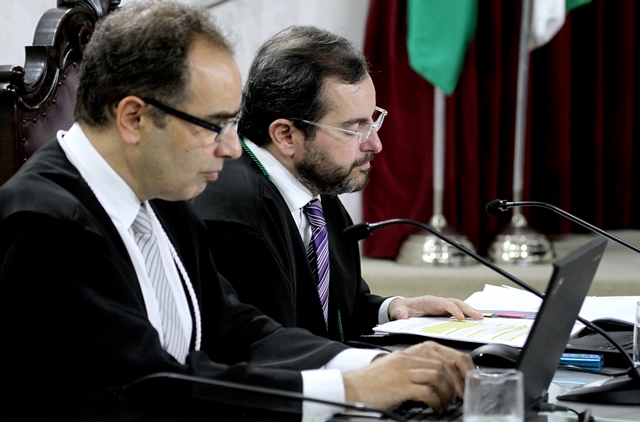 Ao lado do conselheiro Ivan Bonilha, o auditor Thiago Barbosa Cordeiro relata processo em sessão da Segunda Câmara do TCE-PR. Foto: Wagner Araújo/Divulgação TCE-PR
