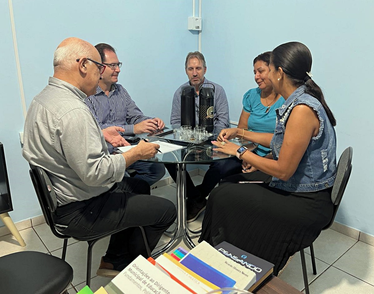 Os auditores de controle externo Paulo Francisco Borsari, Lúcio Hyczy e Marcus Vinicius Pazello, reunidos com a  secretaria municipal de Educação de Cafezal do Sul, Cristiane de Lima do Nascimento Ramos, e a coordenadora Educacional, Leila Fátima de Oliveira. Foto: TCE-PR