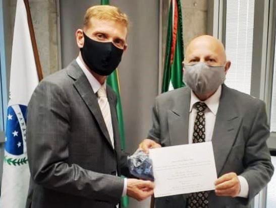 O conselheiro Fabio Camargo entrega ao procurador geral de Justiça do Paraná, Gilberto Giacoia, o convite para a solenidade de sua posse como presidente do TCE-PR, no dia 27 de janeiro. Foto: Divulgação