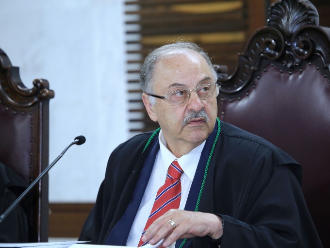 O conselheiro Artagão de Mattos Leão relata processo em sessão do TCE-PR. Foto: Wagner Araújo/Divulgação TCE-PR