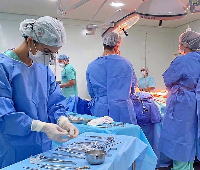 Cirurgia realizada no Hospital Universitário do Oeste do Paraná (HUOP), mantido pela Unioeste. Foto: Agência Estadual de Notícias/Divulgação