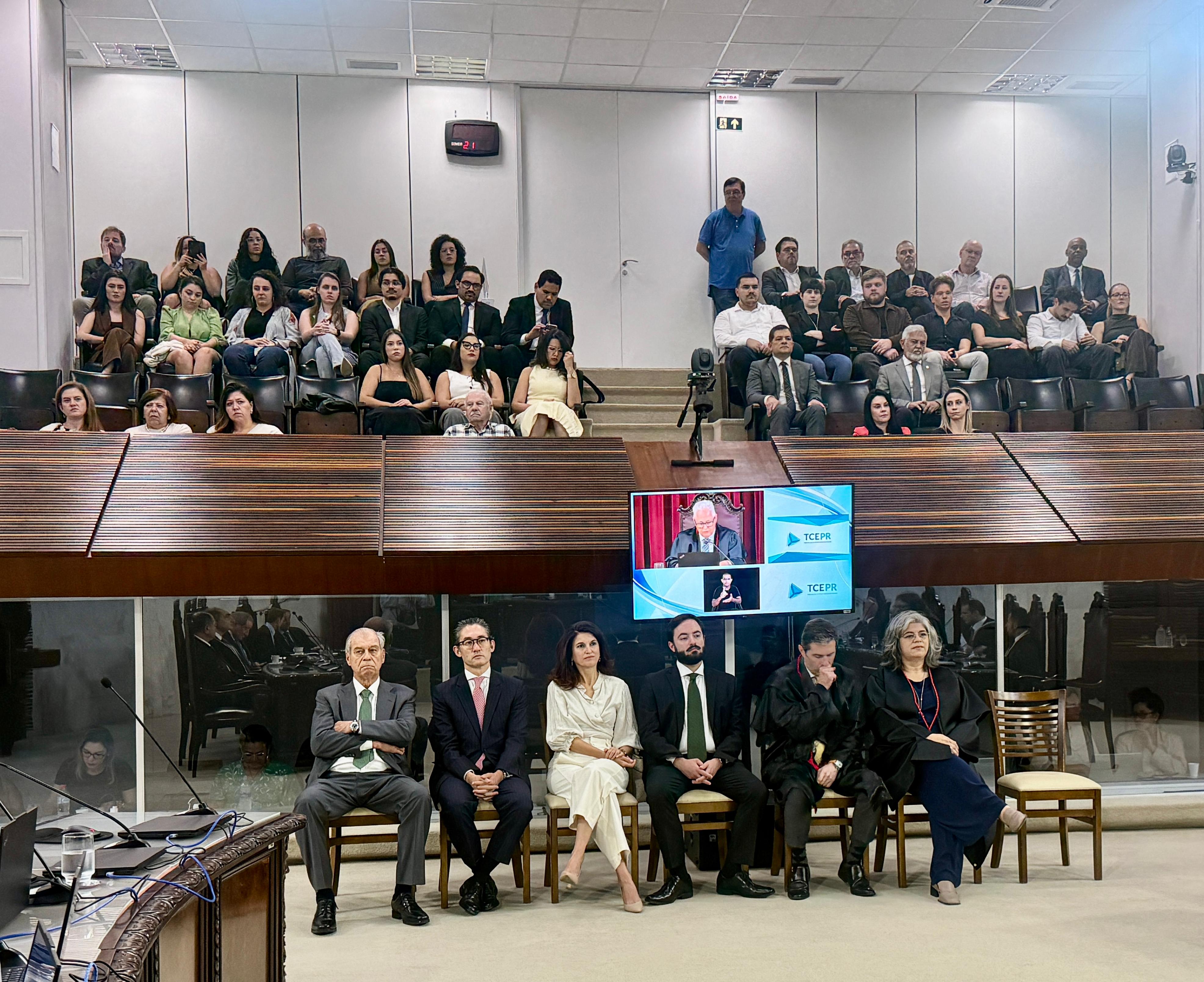 Público presente na cerimônia de recondução do procurador-geral do MPC-PR, Gabriel Guy Léger, para o biênio 2026-2028