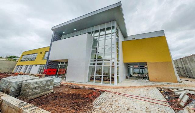 Obras da Delegacia de Polícia Civil de Pinhais, executada pela Paraná Edificações, em terreno cedido por esse município da Região Metropolitana de Curitiba. Foto: Divulgação/Prefeitura de Pinhais