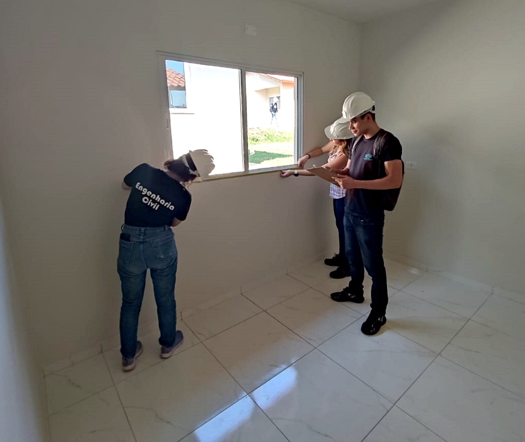Alunos de Engenharia Civil da UEM fazem vistoria nas obras do conjunto habitacional do Jardim Pimentel, em Umuarama. Foto: TCE-PR/Divulgação