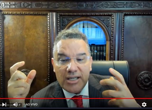 O coordenador-geral do Fiscalização do TCE-PR, Cláudio Henrique de Castro, durante palestra online sobre os impactos da Nova Lei de Improbidade Administrativa no controle externo. Imagem: Reprodução/YouTube