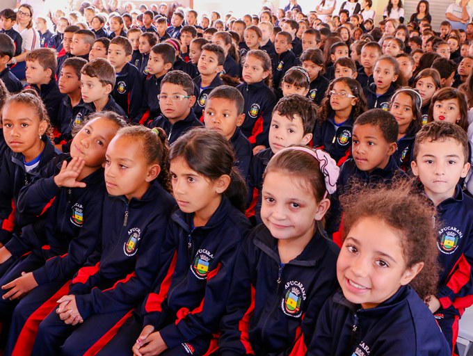 Alunos de escolas municipais de Apucarana, em solenidade de entrega de uniformes novos. Foto: Prefeitura de Apucarana/Divulgação