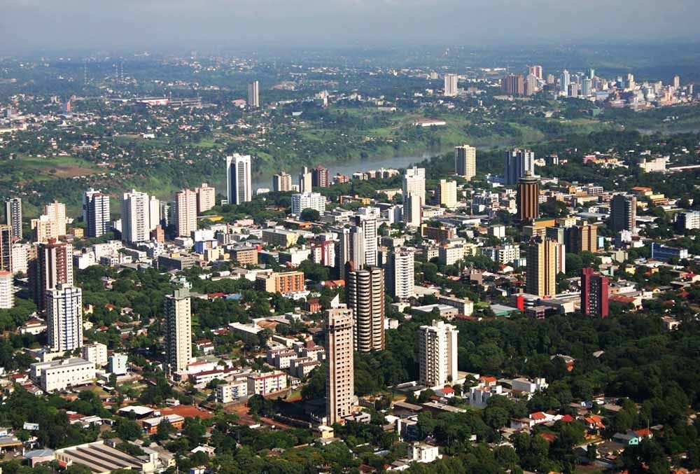 Vista da área central de Foz do Iguaçu, na Tríplice Fronteira; ao fundo, o Rio Paraná e Ciudad del Este, no Paraguai. Foto: Divulgação